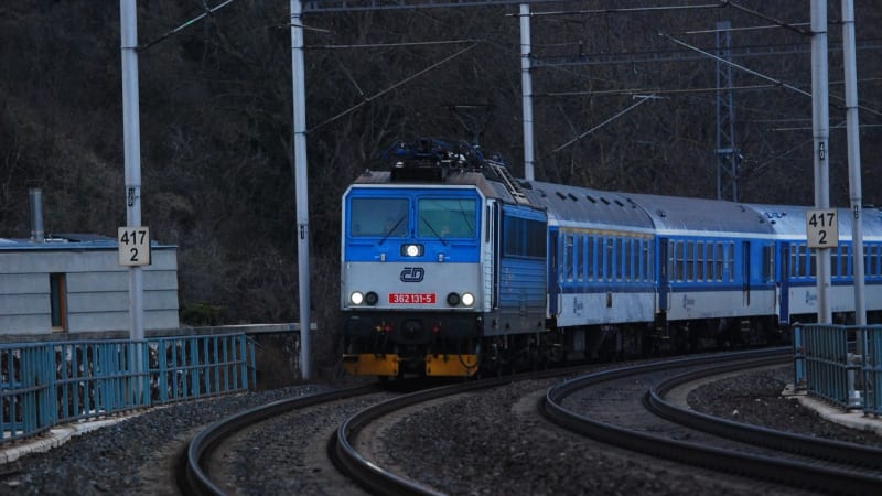 Vlak na Litoměřicku srazil člověka, zraněním podlehl. Provoz na koridoru do Německa stojí