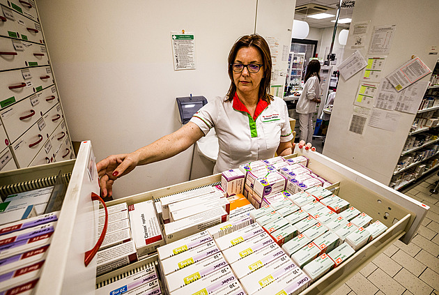 Senioři mají za léky na předpis platit méně. Jak to ohlídat, když nemají chytrý mobil