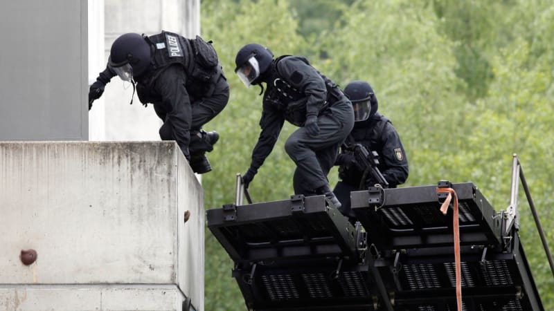 Drama v Německu: Rukojmí z banky osvobodila policie. Pachatelé ale beze stopy zmizeli