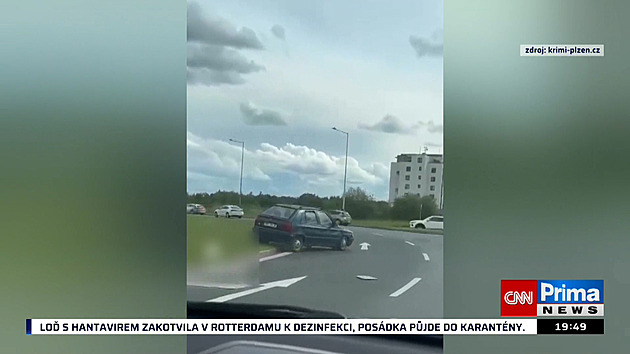 VIDEO: Nebezpečná zábava. Řidič projel kruhový objezd středem, chlubil se na síti