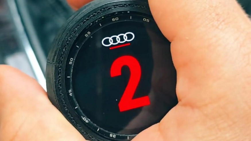 Takovou řadící páku jste v Audi ještě neviděli: kutil geniálně využil staré chytré hodinky