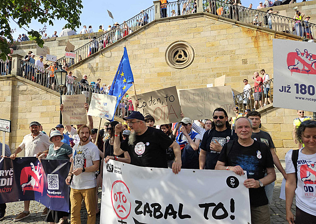 Koalice projedná návrh na zrušení poplatků ČT, čeká se protest před vládou