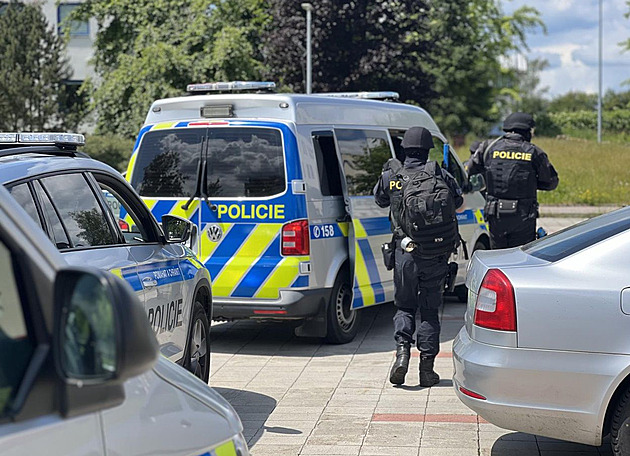 Policejní cvičení v karlovarské nemocnici. Zásah proti střelci může ovlivnit dopravu