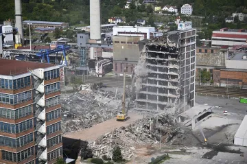 Demolice vyhořelé budovy ve Zlíně byla přerušena. Majitel chce část zachovat