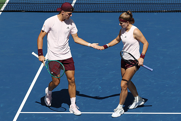 Menšík s Muchovou jsou na US Open v semifinále mixu, Siniaková vypadla