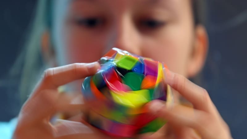 Šestiletá dívka uchvátila svět. Rubikovu kostku složila v rekordním čase