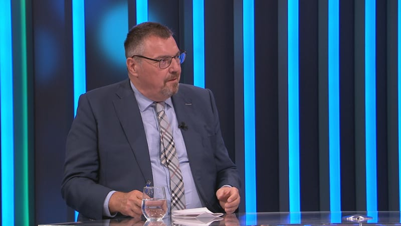 Ekonomové: Schodek sám o sobě nevadí, chybí ale odvaha k reformám. Česku hrozí náraz do zdi