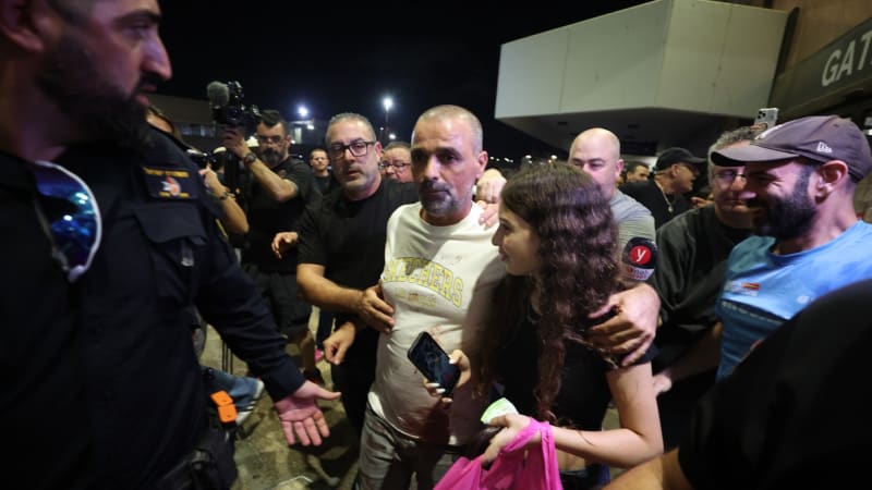 Hrdinové uneseného letu z Dubaje: Přemohli útočníka, zachránili pobodaného pilota a přistáli