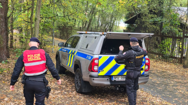 Ženu u rybníku v Plzni napadl neznámý útočník. Bodl ji nožem, policie po něm pátrá