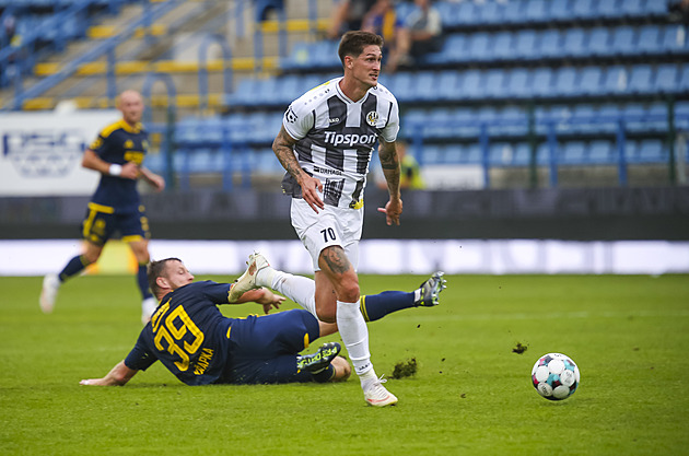 Sudí poškodili Hradec, tvrdí komise. Za stavu 1:1 měl být vyloučen hráč Artisu