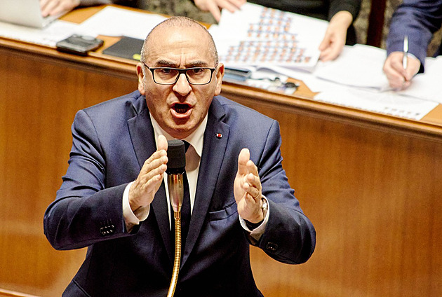 V normální demokracii by už podal demisi, tepou francouzského ministra po střetech